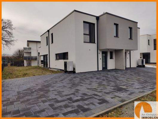 Mit Parkplatz oder Carport