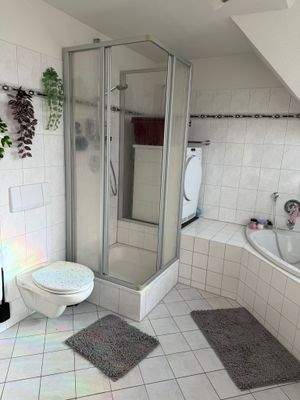 Bad unten mit Dusche und Wanne