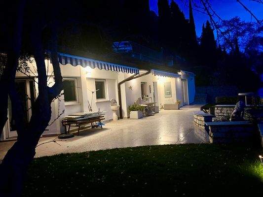 Terrasse bei Nacht.jpg