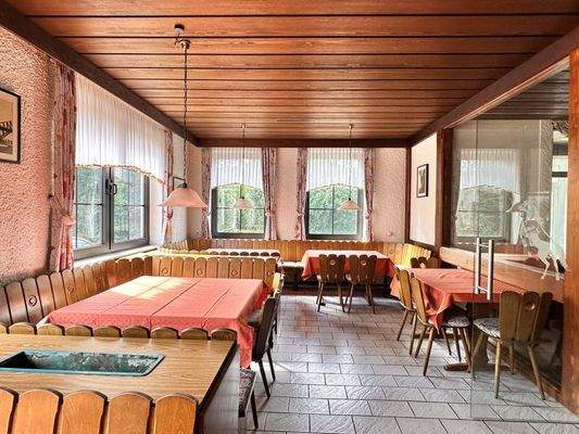 Gastraum mit Holzdecke 