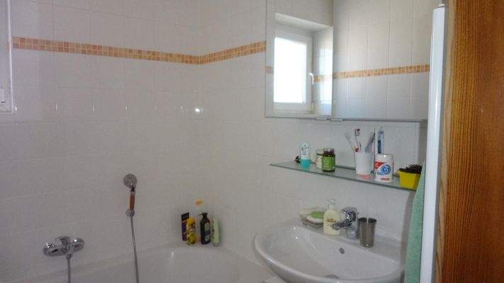 Badezimmer mit Badewanne und WC OG