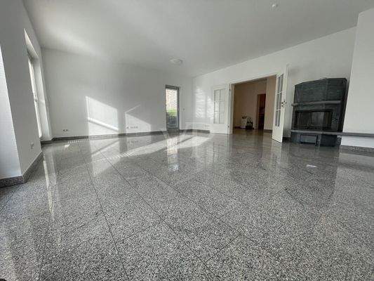 Wohnzimmer mit Flügeltüren-Zugang