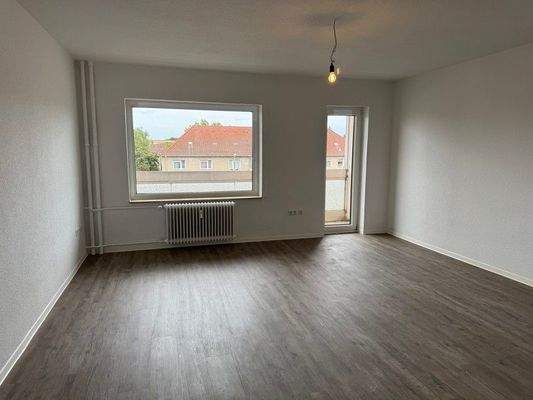 2 Wohnzimmer mit Balkonzugang