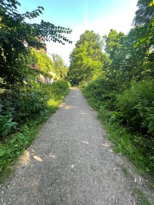 Weg zum DFG hinter dem Haus