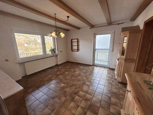 Essbereich mit Ausgang auf den Balkon (EG)