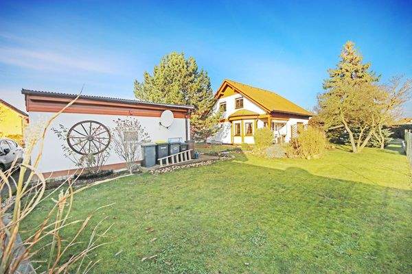 Blick auf Haus und Grundstück