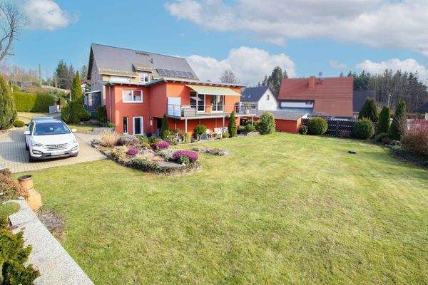 Hausansicht mit Grundstück