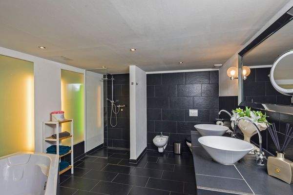 Bad mit Dusche und Doppelwaschbecken