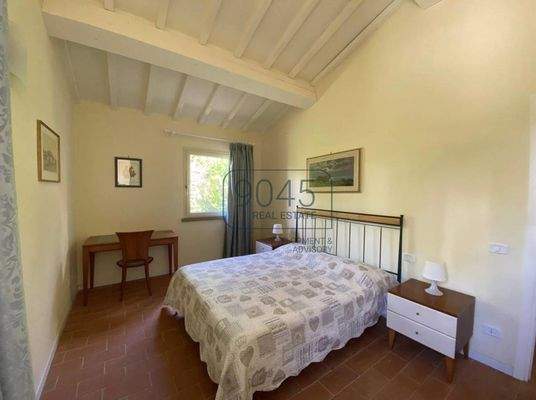 Charakteristischer Häuserkomplex mit Pool in Montopoli in der Val d'Arno Pisa - Toskana