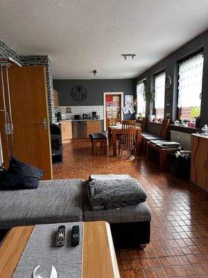 Wohn-/Esszimmer mit offener Küche