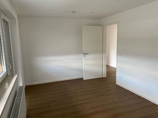 das große Schlafzimmer mit Ostbalkon