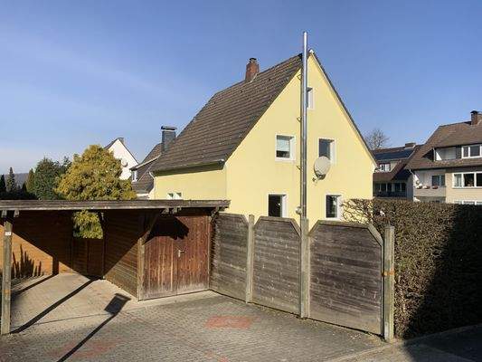 Carport und Stellplatz mit Fahrradschuppen
