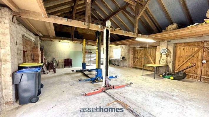 Anbau - Halle mit Hebebühne