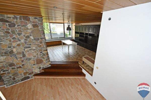 Blick  von der Wendeltreppe ins Esszimmer