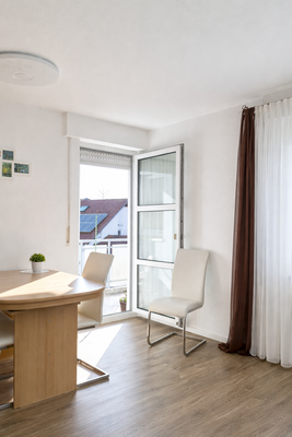 Helles Wohnzimmer mit Balkonblick.png