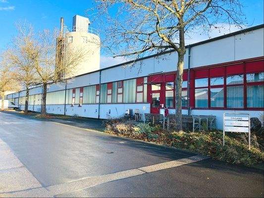 Hallengebäude mit Parkraum (Westseite)