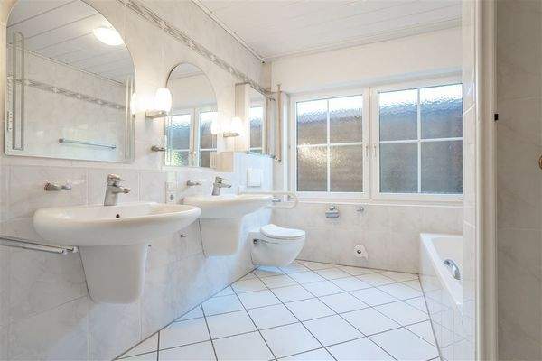 Bad mit Wanne und Dusche im EG