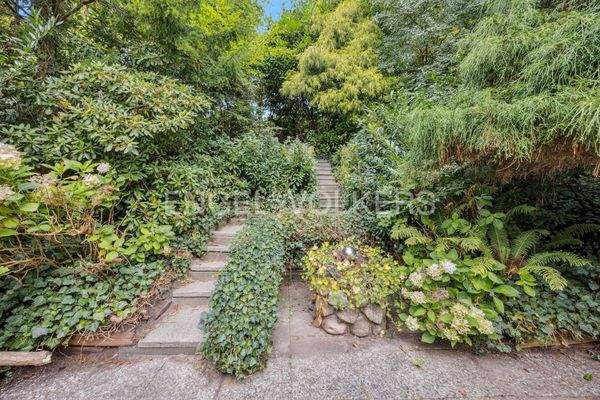 Treppenaufgang zur hinteren Terrasse