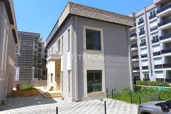 Detached Villa for Sale in an Elite Complex in Altıntaş