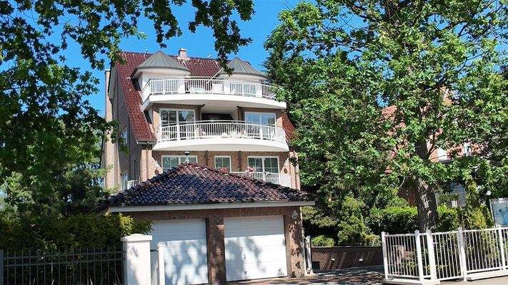 Garagenansicht und  Grundstückseingang 