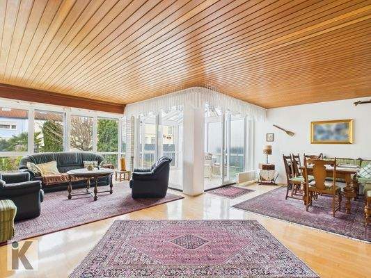 Weitläufiger Wohn- Essbereich mit Wintergarten