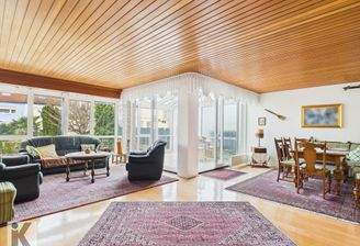 Weitläufiger Wohn- Essbereich mit Wintergarten