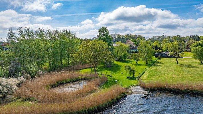 Der eigene, kleine Hafen mit kleinem Badestrand