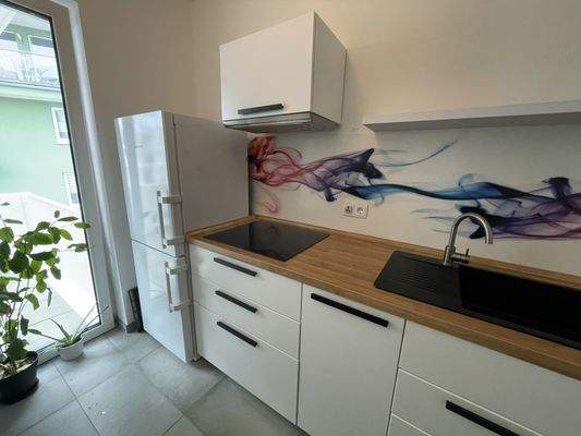 Der Vormieter möchte gern bei Interesse seine Küche für 2.000 € inkl. aller Geräte verkaufen.