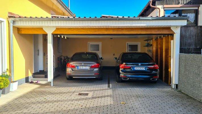 Geräumiges Carport