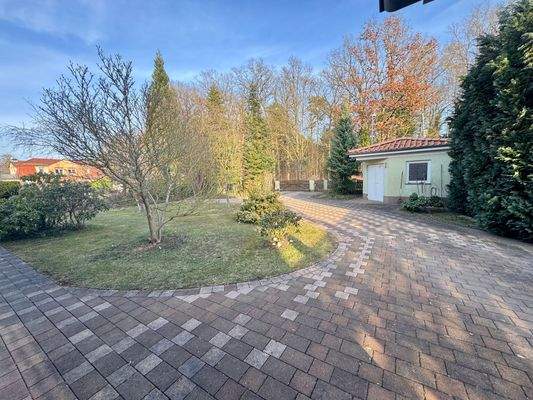 blickdicht angelegter Einfahrtsbereich