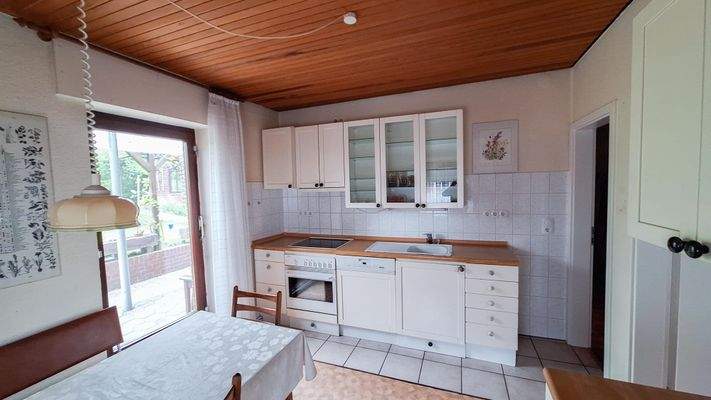 Küche mit direktem Terrassenzugang