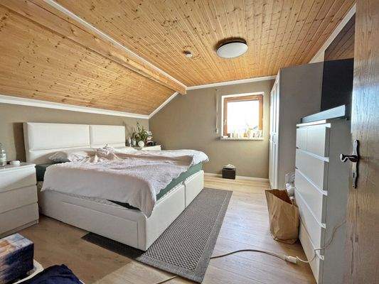 Schlafzimmer Dachgeschoss - Weitwinkel.jpg