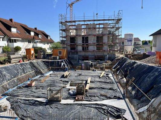 Baugrube Haus 1 / Haus 2 Nordseite / Bautenstand Ende April 2025