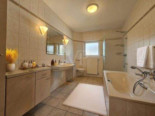 Tageslichtbad (Hochparterre)