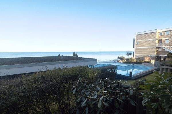 Blick von der Terrasse auf das Meer und den Pool