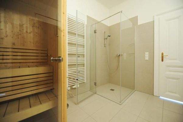Badezimmer mit Sauna / bathroom with sauna