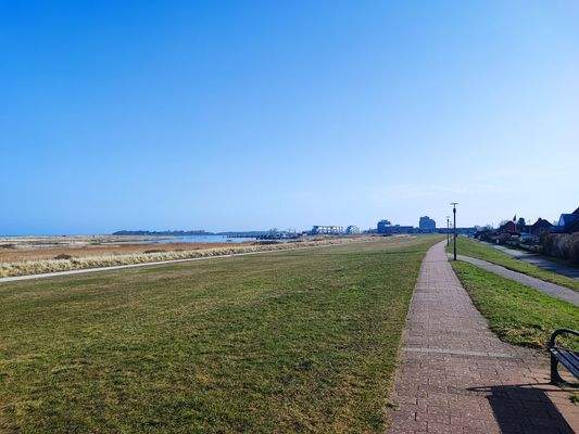 Deich mit Aussicht nach Wendtorf