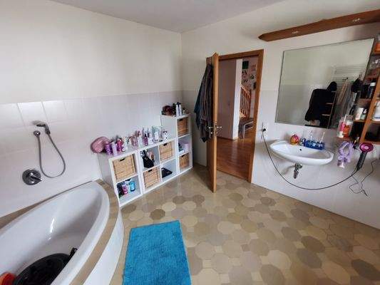 OG-Bad mit Dusche und Badewanne