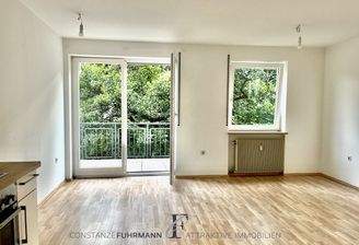 Wohnzimmer mit Balkon