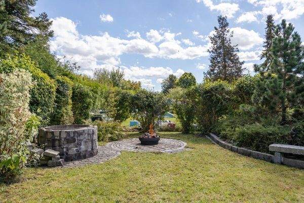 Schön angelegter Garten mit Brunnen