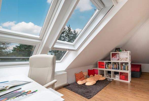 Heller Home-Office Platz unter dem Dach