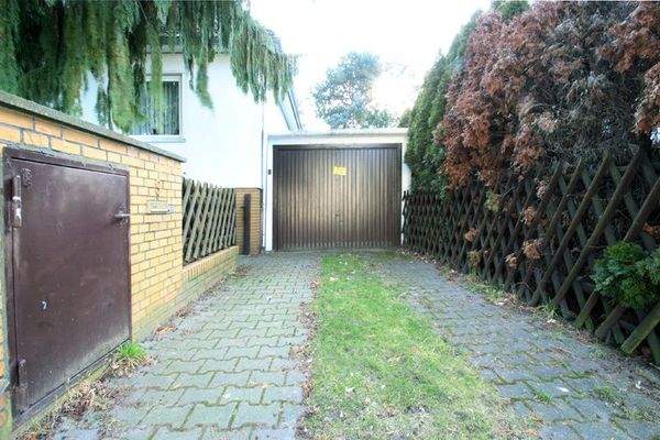 Garage und Stellplatz