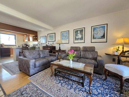 Wohnzimmer mit offener Küche