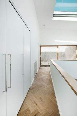 Galerie mit Einbauschränken