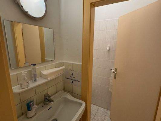 Waschbecken und Toilette
