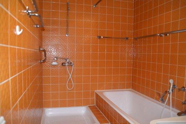 Geräumiges Dusch- und Wannenbad