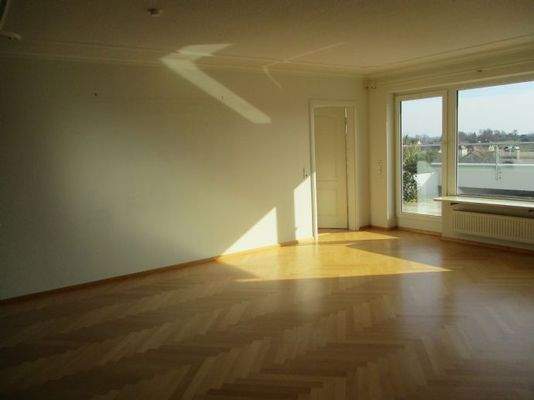 großer Wohn- / Essbereich mit Terrassenzugang