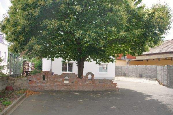 Außenansicht mit Steinmauer