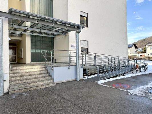 Eingangsbereich mit Rampe