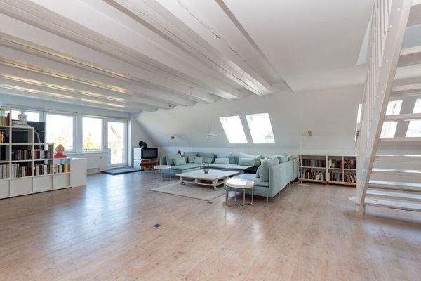 Großzügiges Wohnzimmer mit Kaminofen und viel Licht